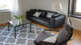 Wohnzimmer mit gemütlicher Couch