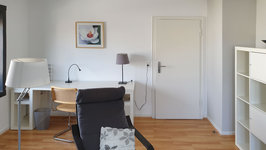 Mit Schreibtisch für die Grußkarten und Tagesplanung